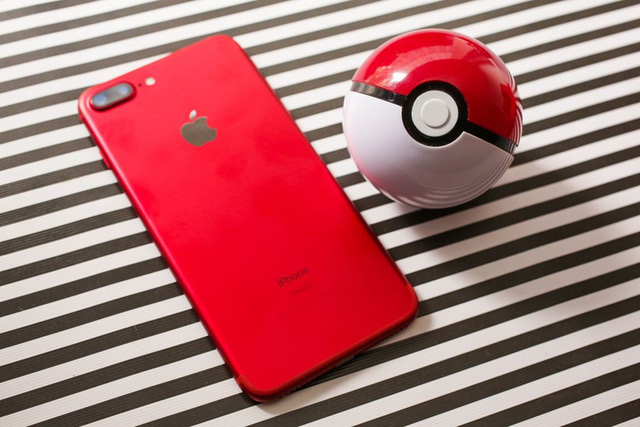 So màu đỏ của iPhone 7 với lon Coca, bóng Pokemon
