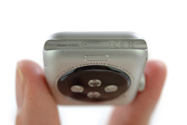 Cổng kết nối bí ẩn trên Apple Watch có thể hỗ trợ sạc có dây?