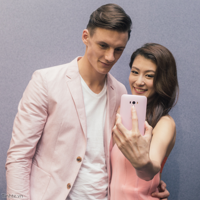 [Trên tay] ASUS ZenFone Selfie: 2 camera 13 MP, 4 đèn LED trước/sau, ngoại hình giống ZenFone 2