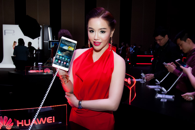 Trên tay Huawei P8max - phablet 6,8" giá từ 11,7 tr và vòng đeo tay kiêm tai nghe Talkband B2