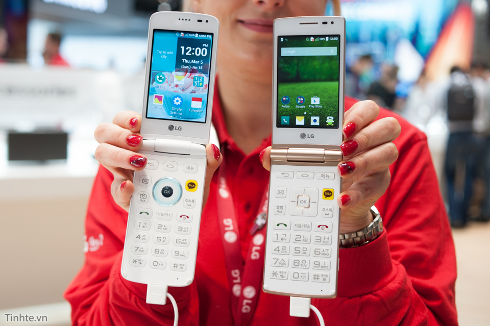 [MWC 2015] Trên tay 2 điện thoại LG nắp bật chạy Android