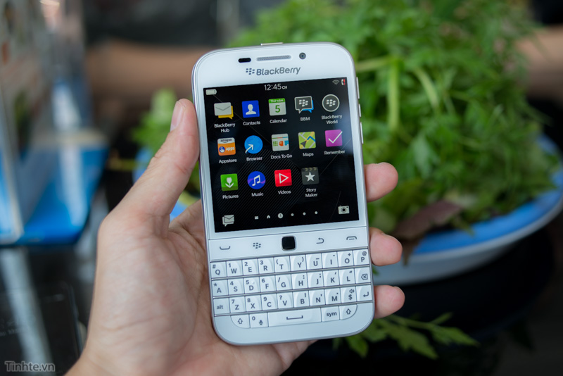 Trên tay BlackBerry Classic trắng: nhẹ nhàng hơn, dễ bám bẩn hơn