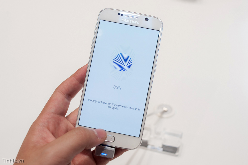 [MWC 2015] Thử dùng cảm biến vân tay của Galaxy S6: chỉ cần chạm, không còn phải quét