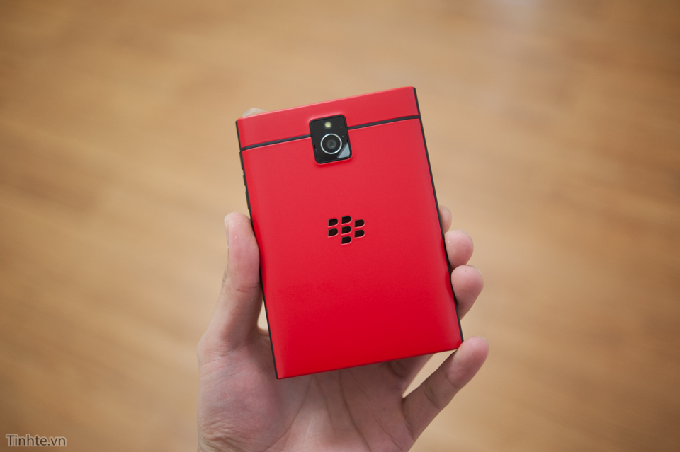 Trên tay BlackBerry Passport đỏ: đẹp và nổi bật