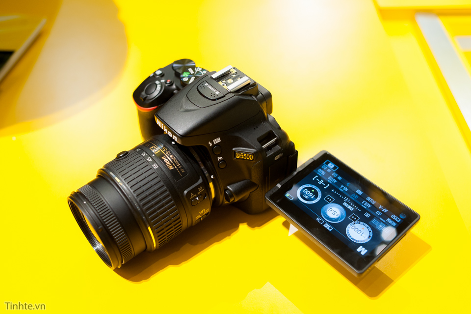 [CES 2015] Trên tay Nikon D5500 - màn hình cảm ứng 3,2"; 24,2MP, giá 899$