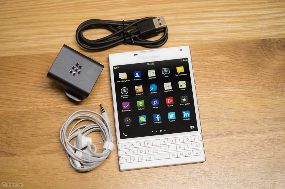 Trên tay BlackBerry Passport Trắng: trẻ hơn, bàn phím mềm hơn