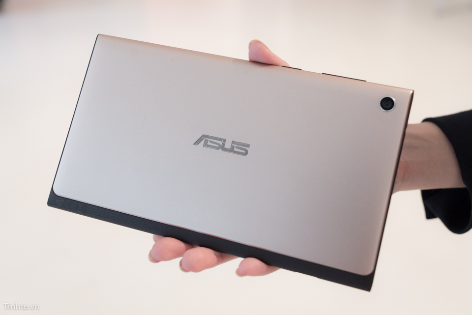 [IFA 2014] Trên tay Asus MeMO Pad 7 với thiết kế lấy cảm hứng từ chiếc ví xách tay