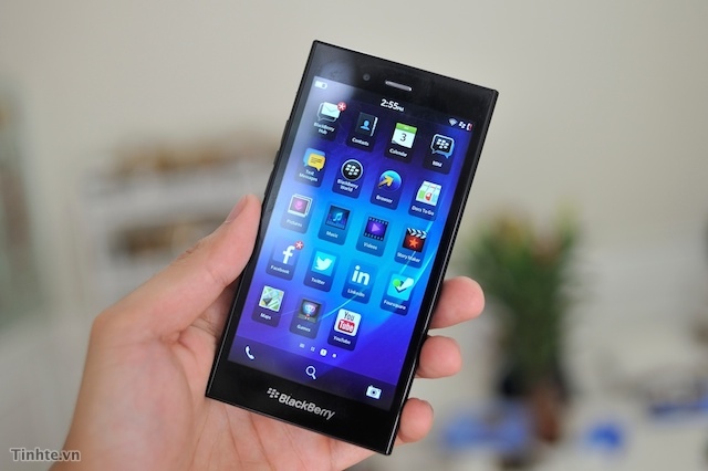 Trên tay BlackBerry Z3: Chiếc BB10 5" giá rẻ, bán ra từ tháng 6